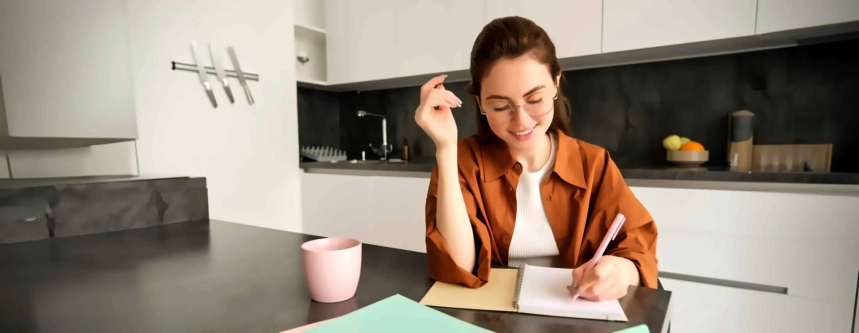 Espacio de trabajo con documentos financieros y calculadora